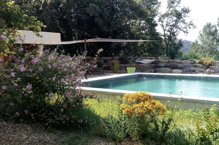 Gîte pour 2 personnes, avec jardin et terrasse ainsi que jacuzzi et piscine à Malaucène