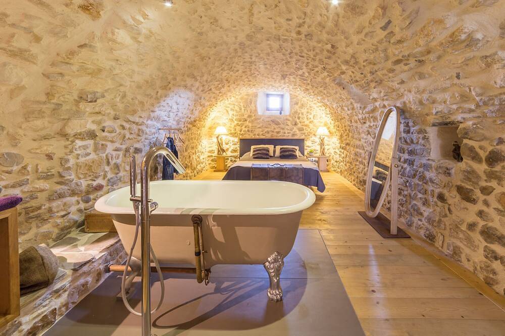 Demeure De Charme En Pierre Climatisee Avec Piscine Chauffee in Vallon-Pont-d'Arc, Ardèche