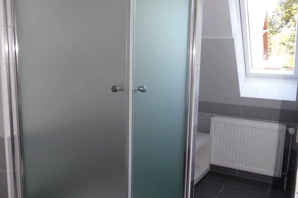 Ganze Wohnung, Exklusiv & modern - Direkt am See - großzügige Ferienwohnung mit Balkon in Strasen, Wustrow (Mecklenburgische Seenplatte)