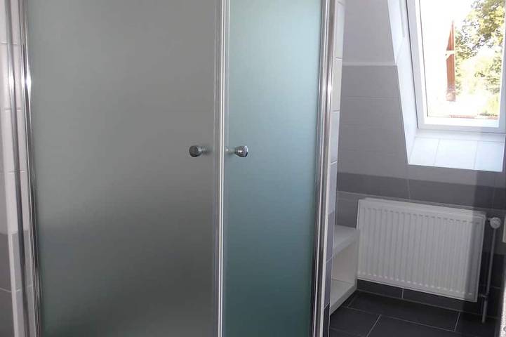 Ganze Wohnung, Exklusiv & modern - Direkt am See - großzügige Ferienwohnung mit Balkon in Strasen, Wustrow (Mecklenburgische Seenplatte)