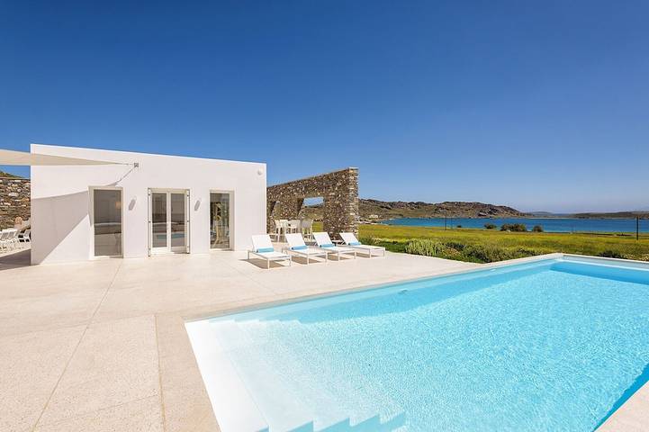 Vacation rental for 8 people, with yard and terrace in Paros