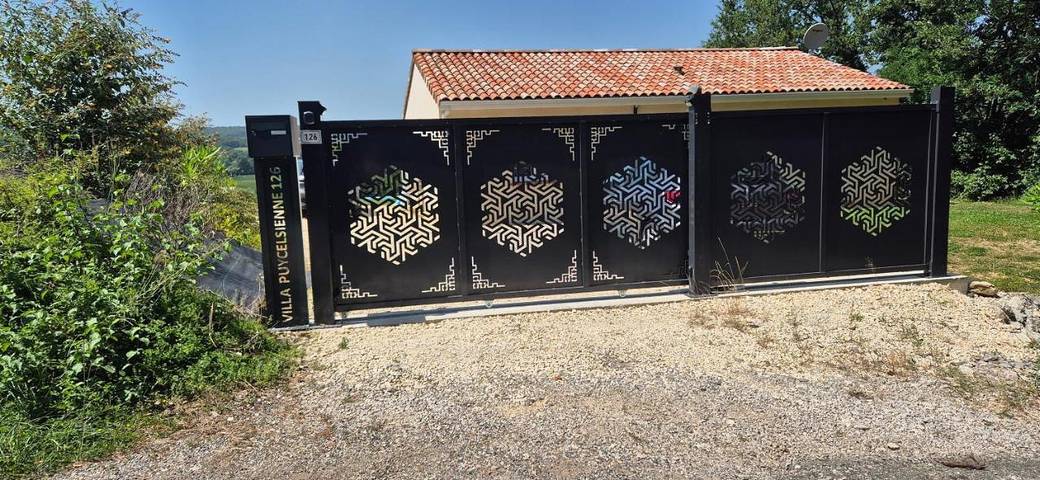 Location de vacances pour 6 personnes, avec vue ainsi que piscine et jardin à Puycelsi - 3