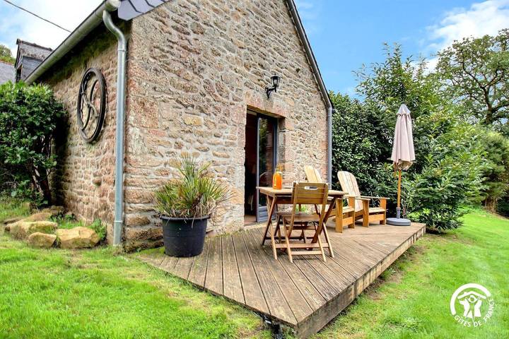 Gîte pour 2 personnes, avec jardin ainsi que terrasse et piscine à Persquen