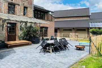Gîte pour 8 personnes, avec jardin dans Éprave