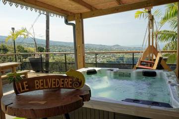 Location de vacances pour 10 personnes, avec jacuzzi et jardin à Entre-Deux