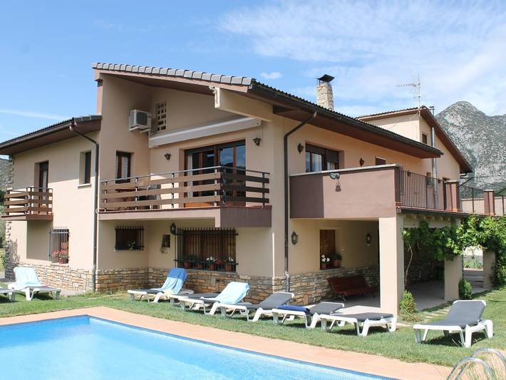 Casa rural para 14 personas, con terraza además de jardín y piscina en Cataluña - 4