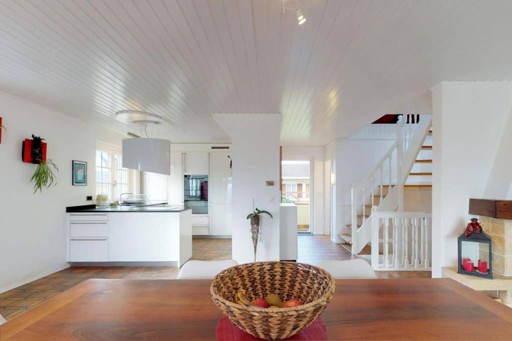 Cheerful villa with fireplace, bath-tub and garden in Noville, Genfer See