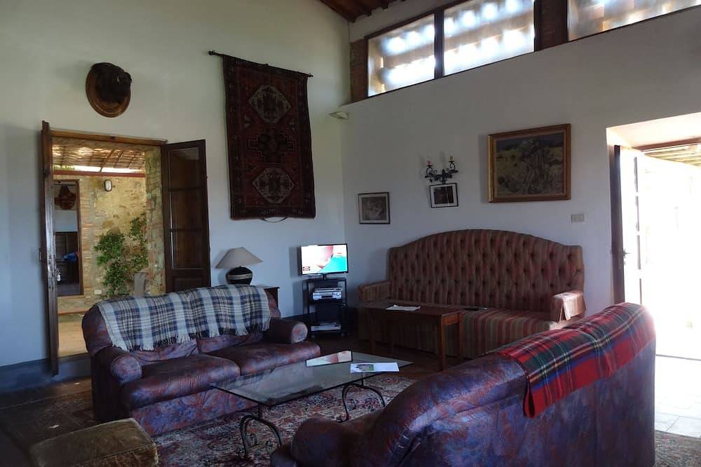 12km North of Siena with a stunning view pool &tennis  3ensuite bedrooms sleep 6 in Castellina in Chianti, Chianti