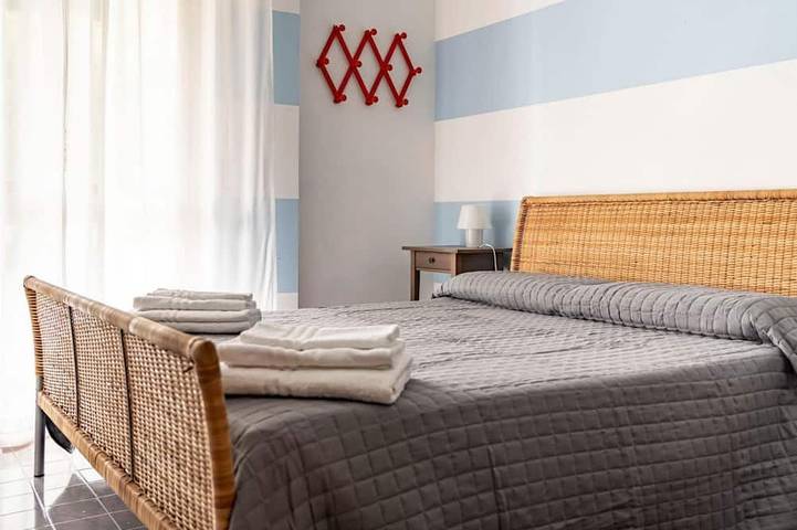 Ganze Wohnung, GuestHost - Gemütliche 80 qm Wohnung im 1. Stock mit Aufzug, ideal für bis zu 6 Personen. In Garda gelegen, mit strategischer Lage: Der Strand ist nur 2 Gehminuten entfernt, das Stadtzentrum kann erreicht werden. in Corno (Garda), Garda