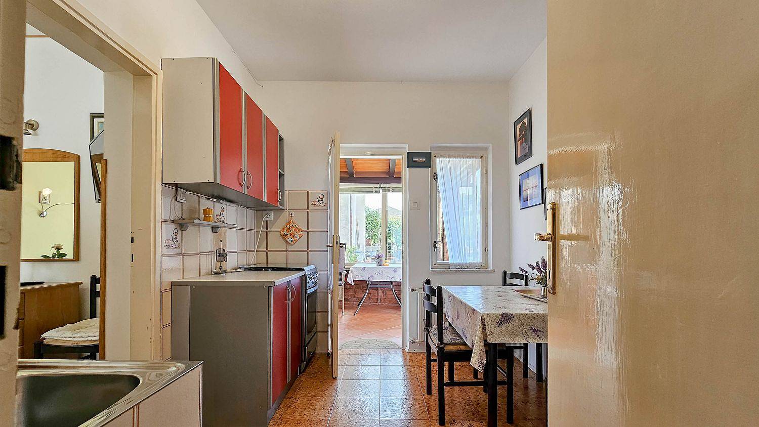 Ganze Wohnung, Vintage Apartment nur 60 Meter zum Strand mit Privatparkplatz, Aussenbereich, Grill in Karigador, Općina Brtonigla