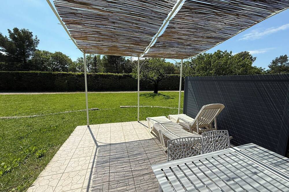 Ganze Wohnung, Stone mas in residence with pool in La Roque-sur-Pernes, Vaucluse