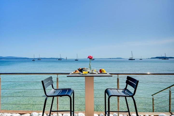 Hôtel pour 2 personnes, avec terrasse, animaux acceptés dans Plage Des Pesquiers Hyeres - 4