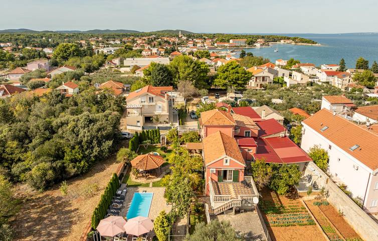 Urlaub am Meer: Modernes Apartment mit Pool und Terrasse, in Strandnähe in Ugljan, Insel Ugljan
