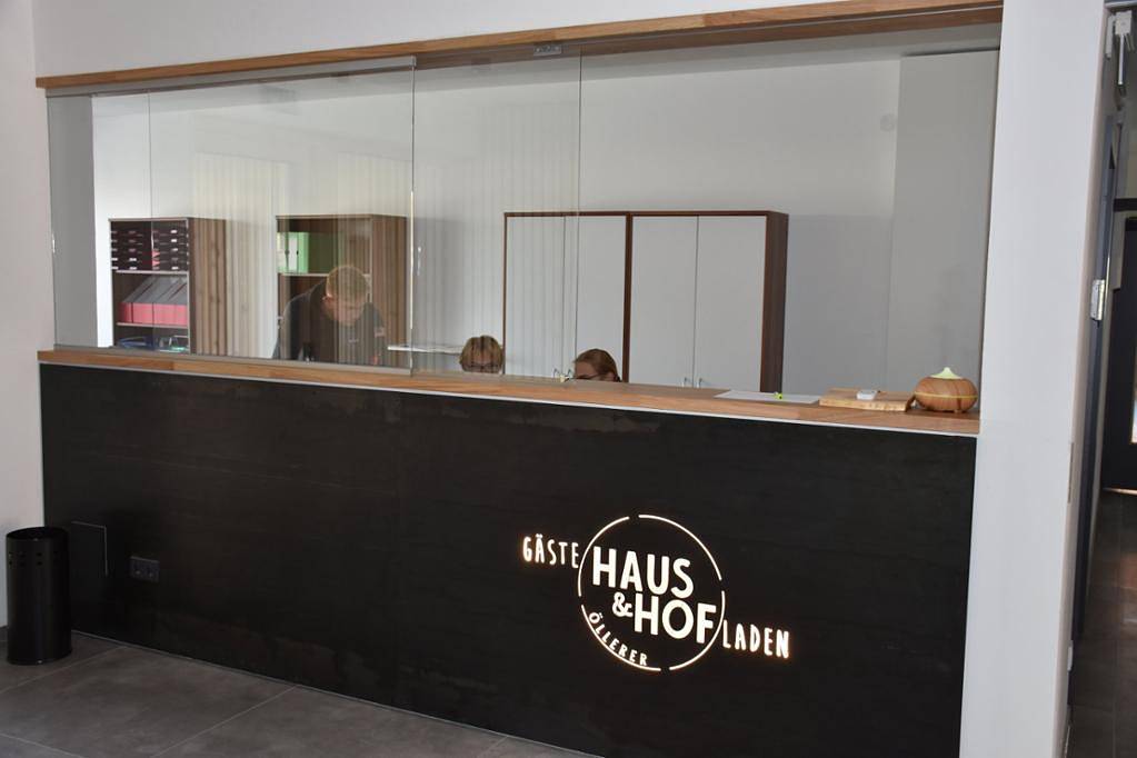 Gästehaus & Hofladen Familie Öllerer - Einzelzimmer mit Boxspringbett und Balkon in Sitzenberg-Reidling, Mostviertel Region