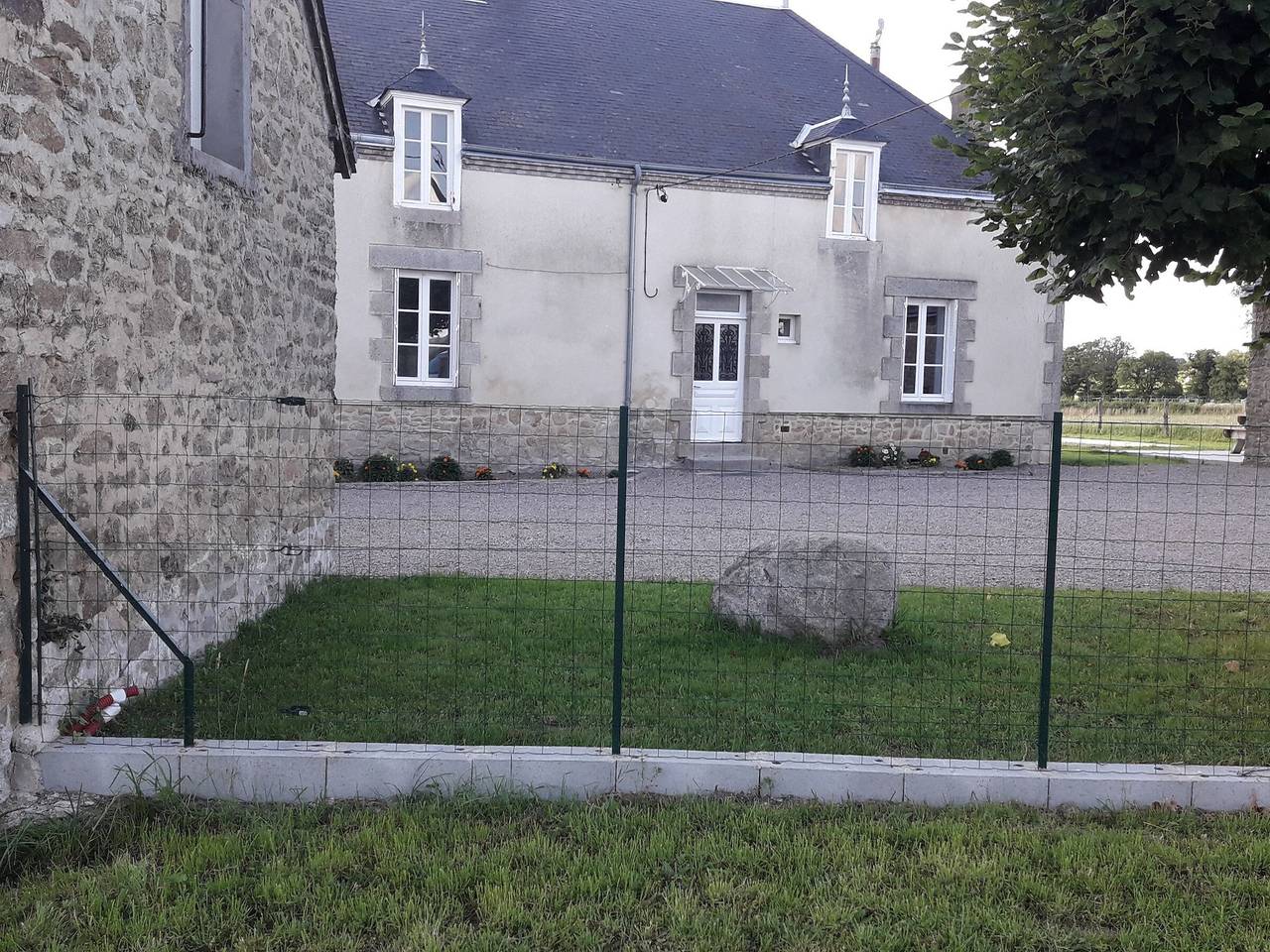 Maison paisible entre Berry et Creuse avec jardin clos, terrasse et parking privé in Crevant, Région de La Châtre