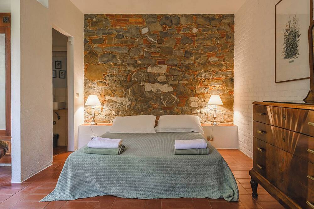 Podere Mencoini Spacious Tuscan Villa with Private Pool & Olive Grove near Siena in Sinalunga, Siena Provinz