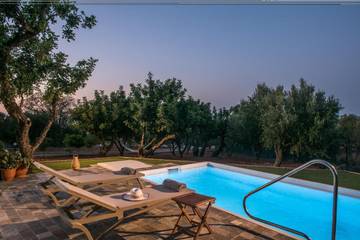 Cottage pour 4 personnes, avec piscine ainsi que vue et jardin dans Malia