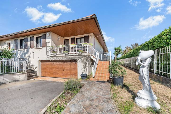Location de vacances pour 2 personnes, avec Jardin et Vue sur le lac dans Sandrans
