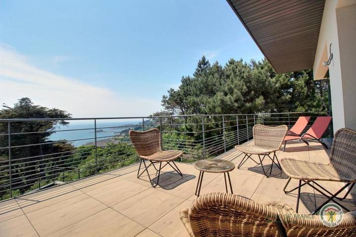 Location de vacances pour 5 personnes, avec jardin ainsi que vue et terrasse dans Plage de Port-Mabo