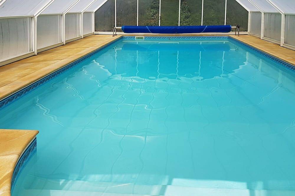 Stone cottage with private covered pool near the medieval city of Josselin. in Guégon, Région de Pontivy