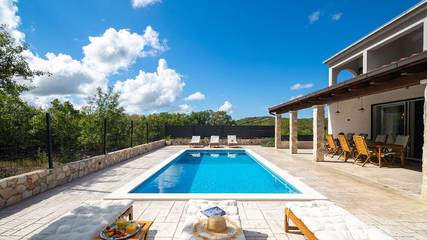 Villa für 8 Personen, mit Garten und Terrasse sowie Pool, mit Haustier in Marina