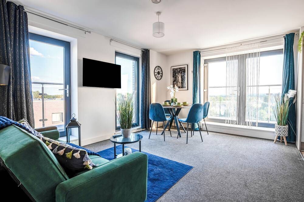 Entire apartment, Comfort & Convenience near Heathrow | Free Parking in Slough, Berkshire