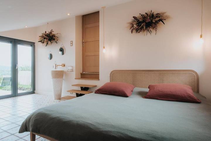 Gîte pour 4 personnes, avec jacuzzi ainsi que jardin et piscine, adapté aux familles dans Serre-les-Sapins