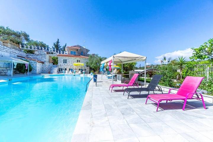 Appart’hôtel pour 8 personnes, avec jardin ainsi que piscine et vue