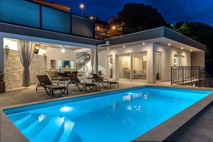 Villa Stella mit 32 qm privatem beheiztem Pool, Jacuzzi, Sauna, Medienraum, 3 Schlafzimmern, 6+2 Personen in Dalmatinisches Zagora