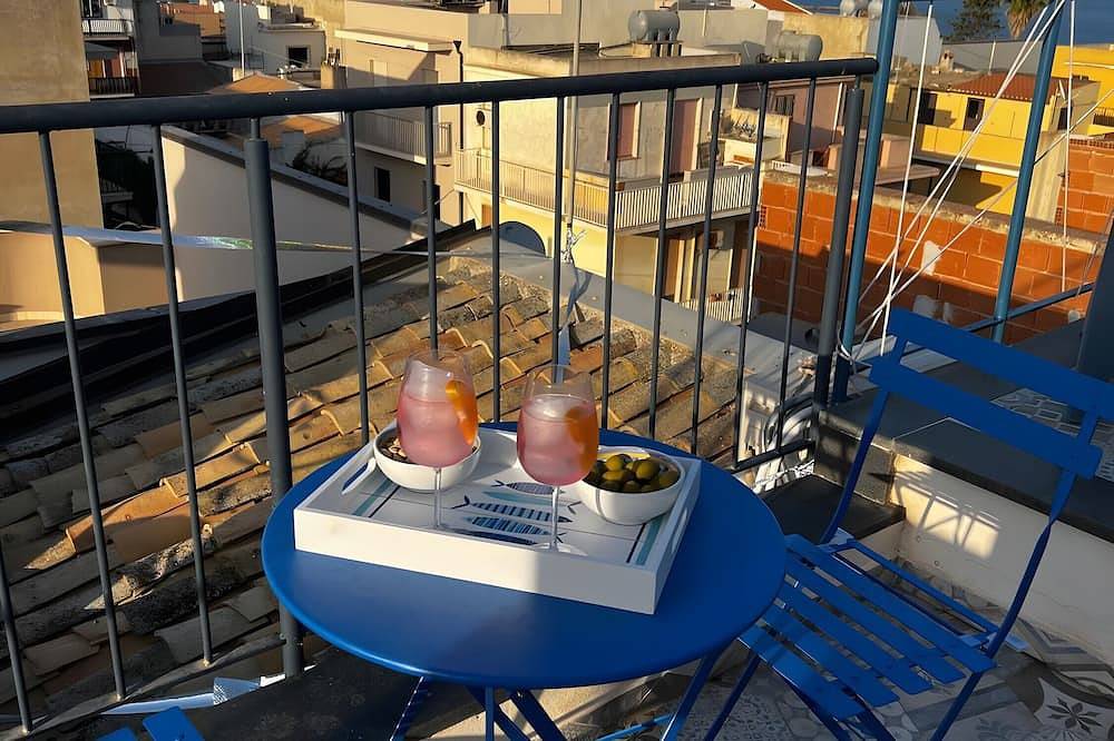 Appartamento intero, Appartamento 'Blue House con Terrazzo' vista mare, Wi-Fi e aria condizionata in Portopalo di Capo Passero, Siracusa e dintorni