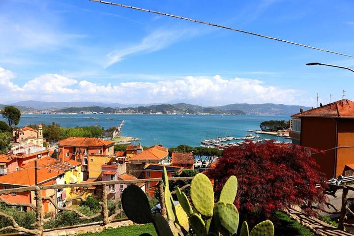 Vakantiewoning voor 4 personen, with Balkon and Whirlpool as well as Terras and Tuin in La Spezia