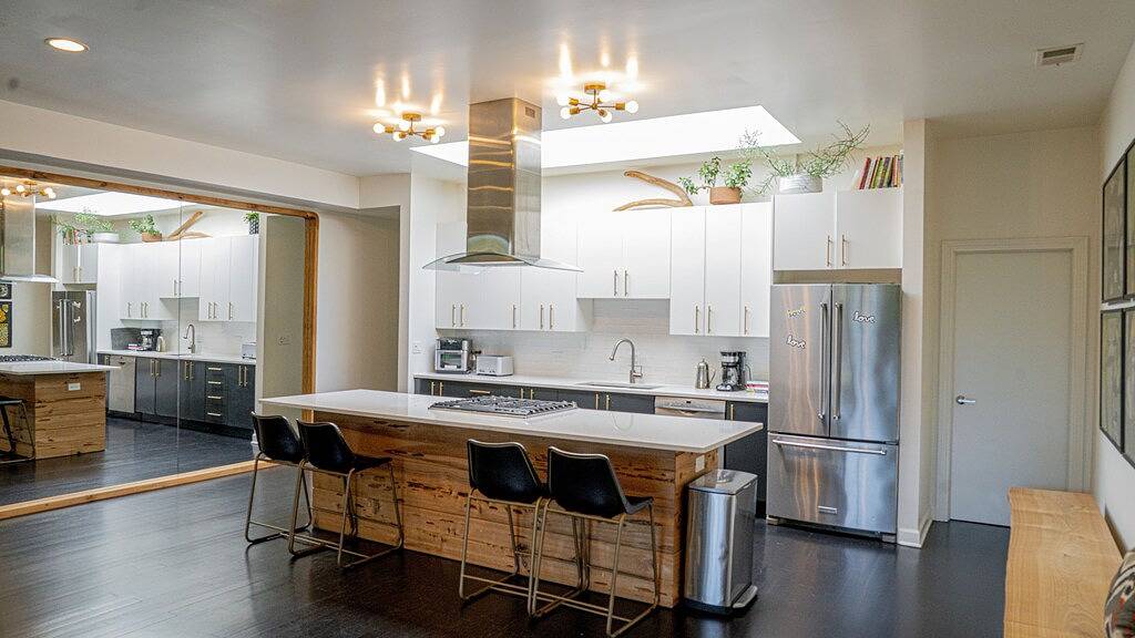 Chicago Riverhouse with private fenced in oasis in Chicago, Cook County