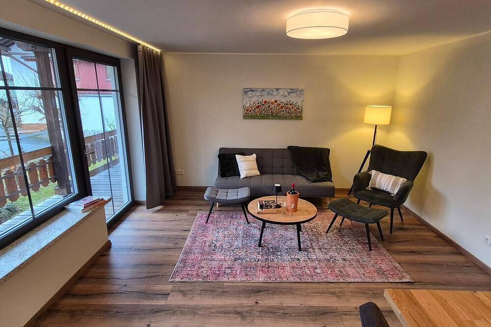 Ganze Wohnung, Gemütliche Ferienwohnung mit Balkon und Panoramafenster in Miltach, Ostbayern