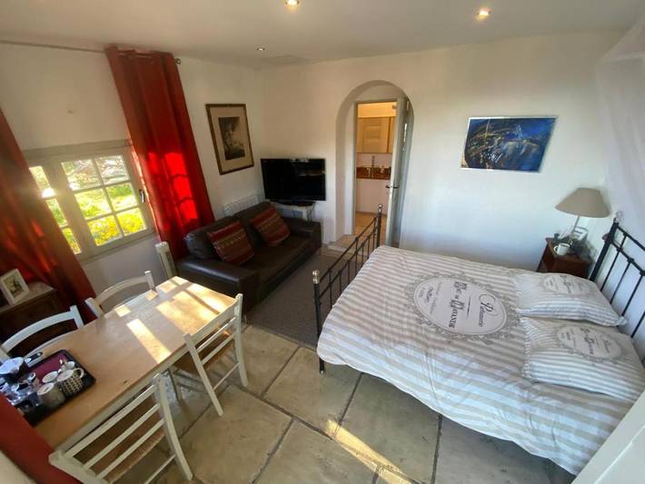Chambre d’hôte pour 2 personnes, avec terrasse ainsi que vue et jardin