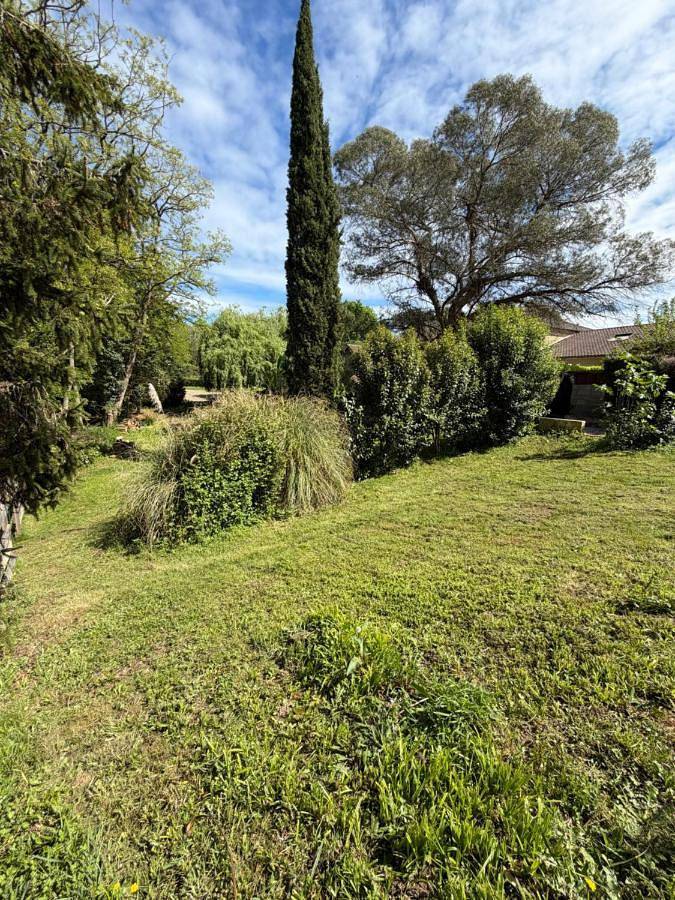 Appartement de vacances pour 3 personnes, avec terrasse ainsi que piscine et jardin, animaux acceptés