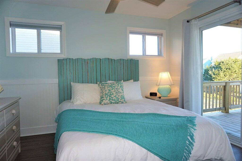 Newly renovated, water views, Ez beach access, King bed, towels/linens/grill! 🌞 in Surf City, Topsail Island