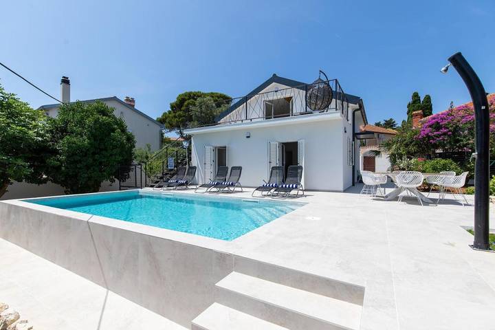 Villa für 6 Personen, mit Ausblick und Garten sowie Pool in Premantura
