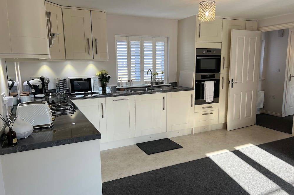 Luxury apartment in central Lichfield. Free parking. Sleeps from 1 to 6 people in Staffordshire