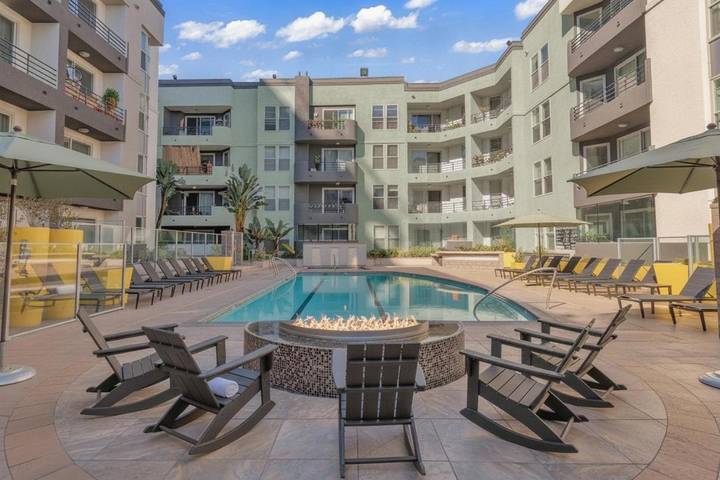 Apartamento de vacaciones para 4 personas, con jacuzzi y piscina además de terraza y jardín - 1