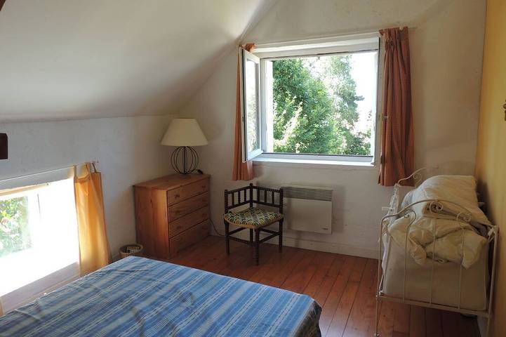 Location de vacances pour 6 personnes, avec jardin à Ars-les-Favets - 2
