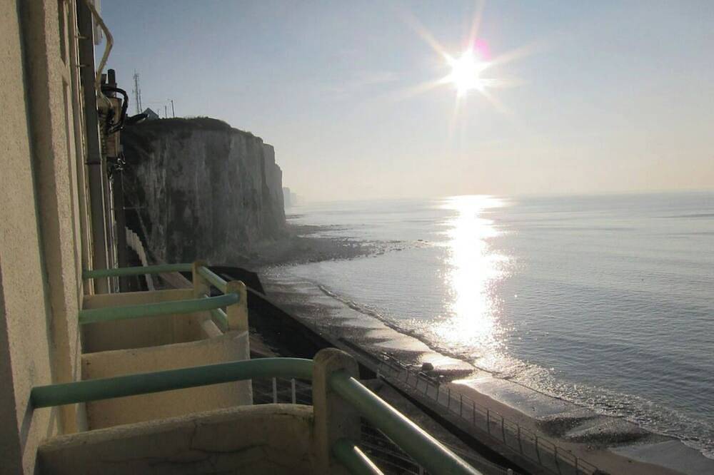 Entire apartment, Villa \"Le Courlis \"panoramic sea view direct beach access in Le Tréport, Dieppe region