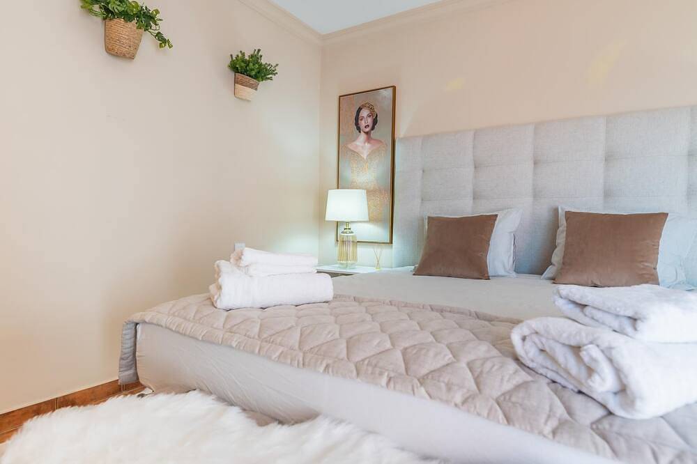 Classic 5 Bdrm Andalucian Villa w Pool & Sea View in Marbella Centre, Marbella