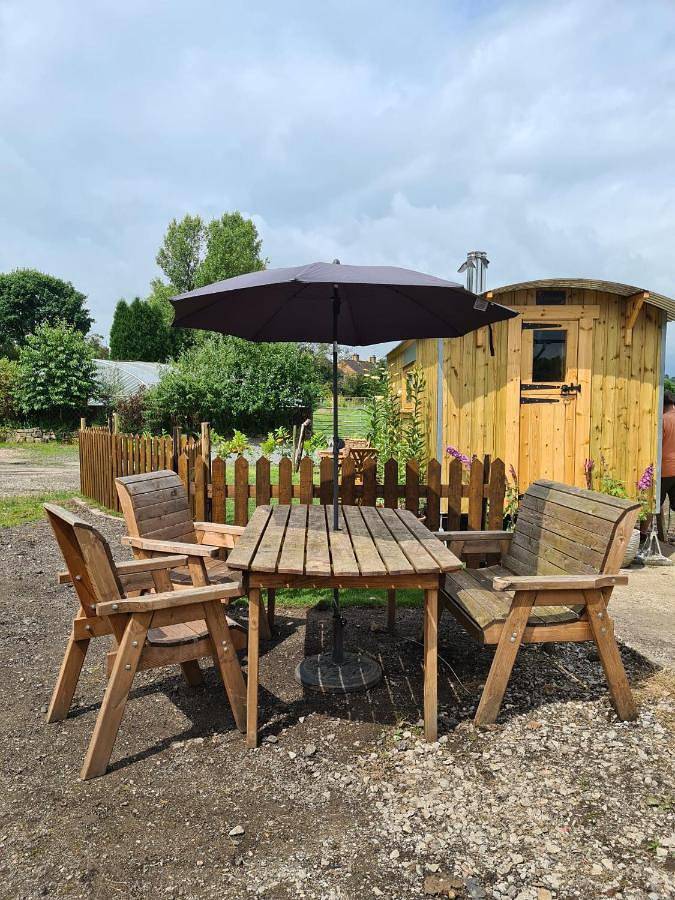 Glamping for 2 people, with Terrace and Garden as well as View in Staffordshire
