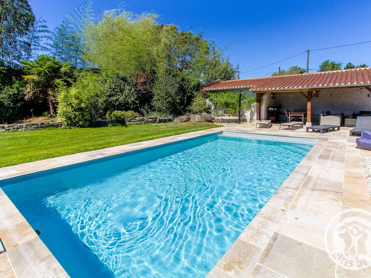 Roulotte climatisée avec piscine et jardin in Vihiers, Vallée de la Loire