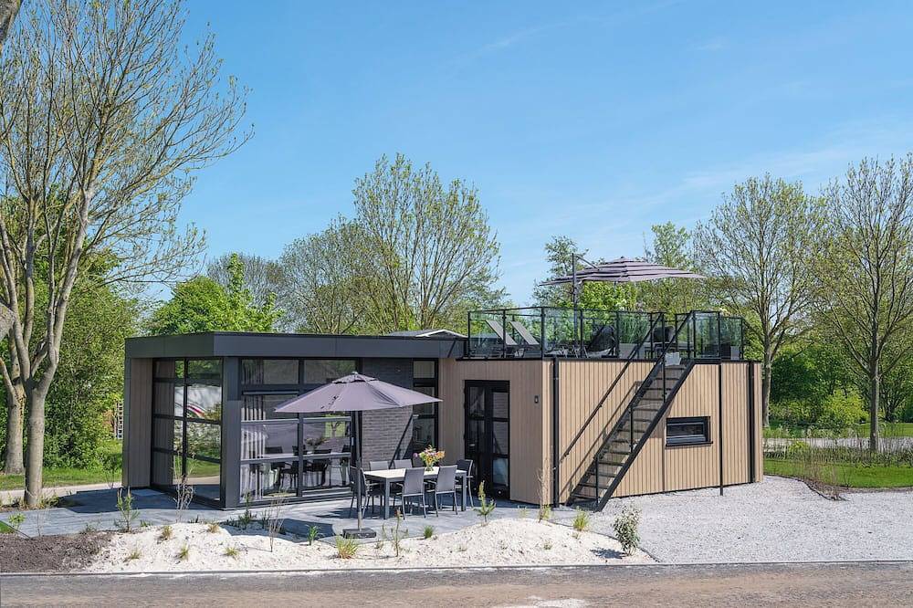 Luxury and space for 4+2 people: this villa offers three bedrooms, two bathrooms, and a sunny roof terrace for ultimate relaxation. in Workum, Ijsselmeer