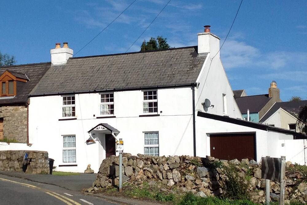 Coastal Cottage, 3Br,Wi-Fi, Parking, Enclosed Garden, Fishguard & Goodwick in Goodwick, Pembrokeshire