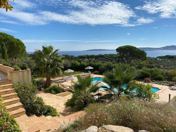 Chambre d’hôte pour 2 personnes, avec jardin ainsi que vue et piscine à Grimaud