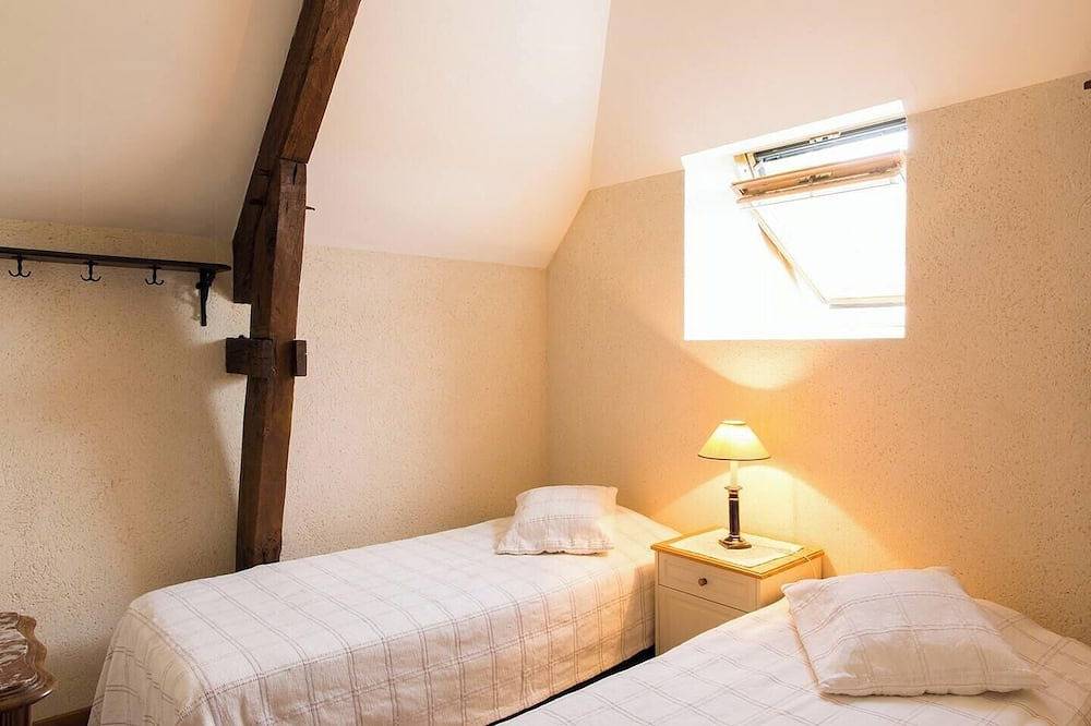Cottage en pierre dans l'enceinte d'un château français in Combourg, Région de Saint-Malo