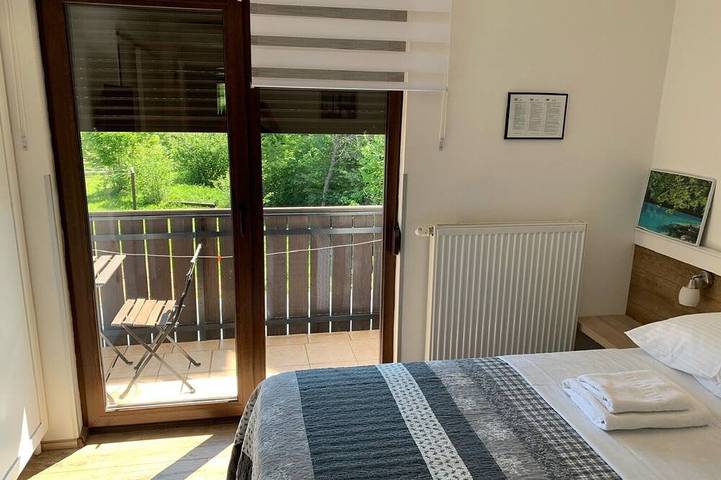 Guesthouse Family Bosnic - Double Room with Balcony - 3 - 4 in Smoljanac, Plitvicer Seen