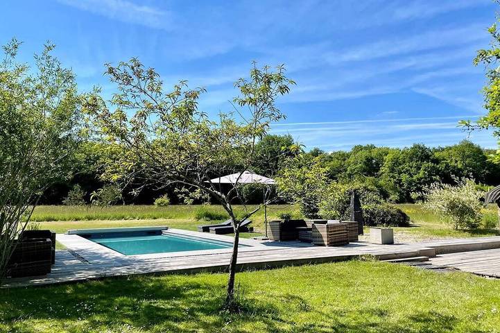 Gîte pour 8 personnes, avec Terrasse ainsi que Jardin et Piscine à Neuil